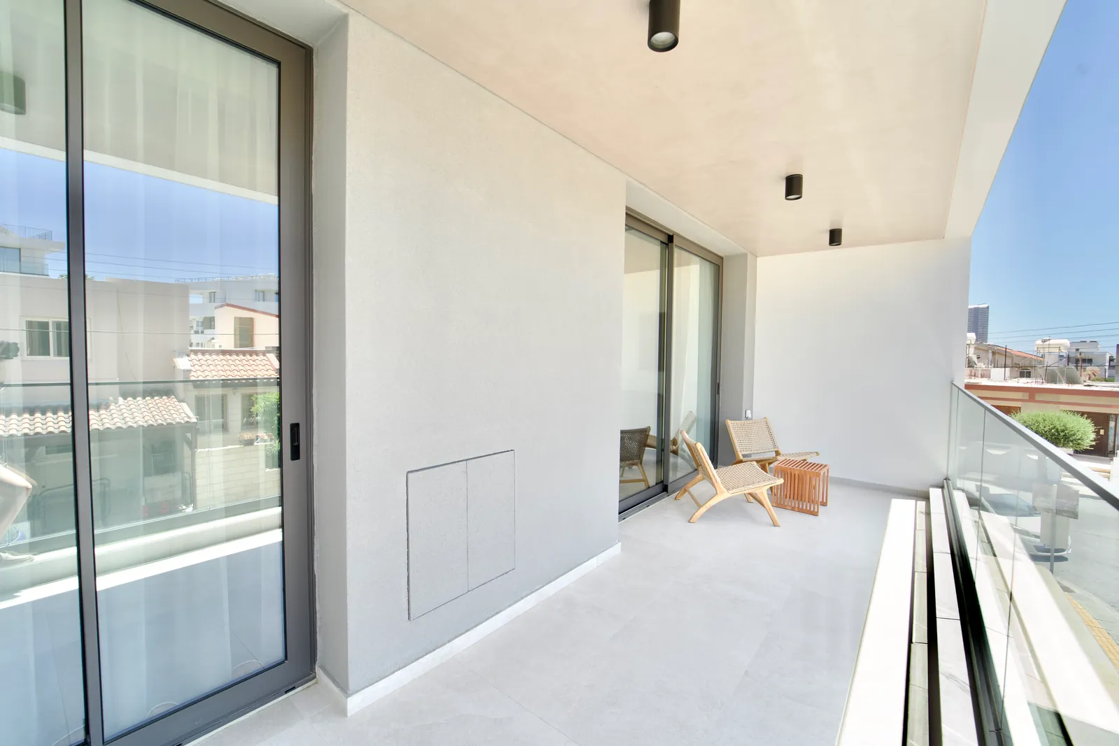 KABU 102 — Balcony